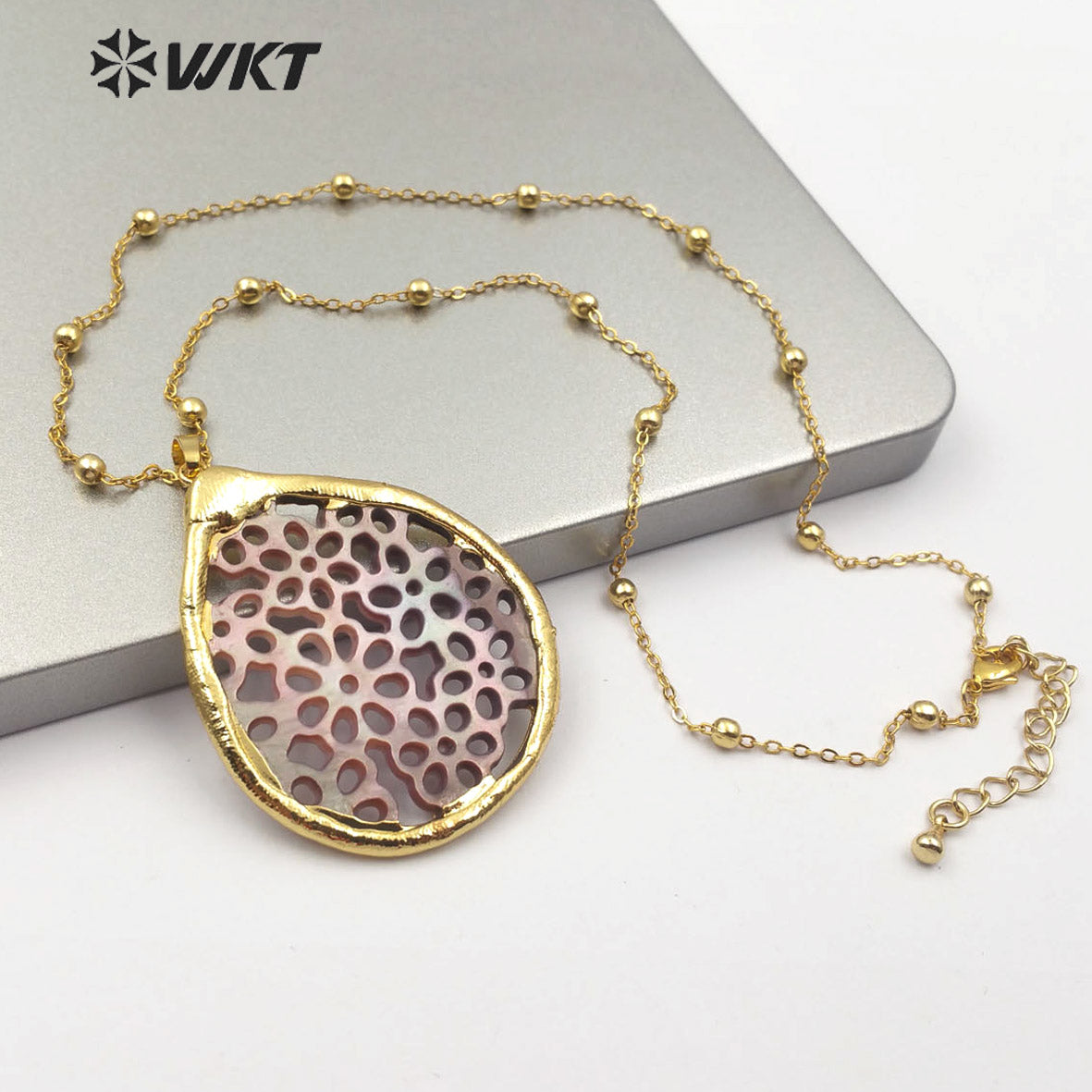 WT-JN107 New Design Natural Shell Hollow Flower Pattern Pendant Necklace Hot Sale Women Fashion Charm Jewelry Shell Necklace