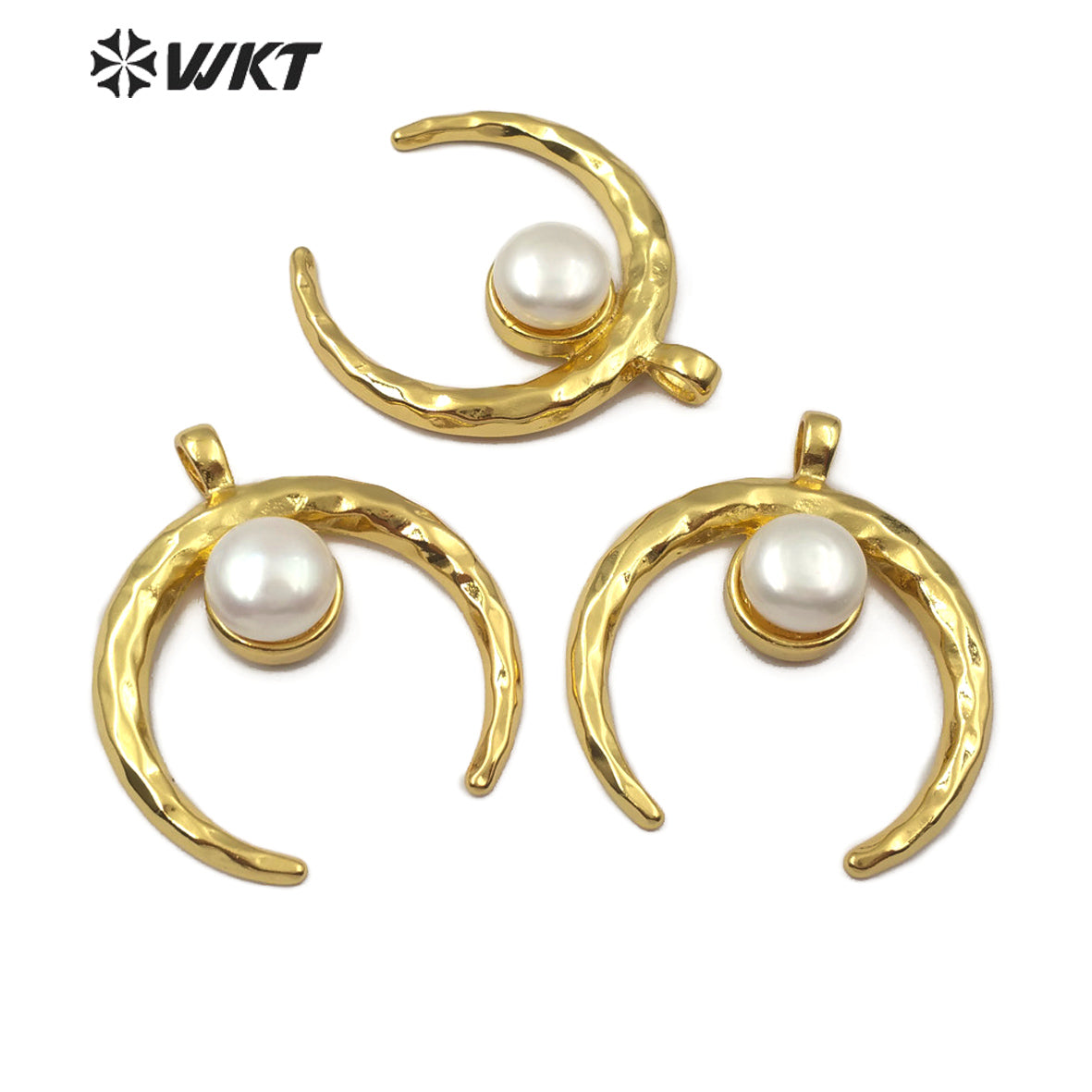 WT-JP107 New Design Bohemian Style Brass Crescent 18K Gold Plated with Middle Pearl Decoration Pearl Crescent Horn Pendant