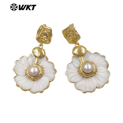WT-MPE169 High Quality Natural White Shell And Pearl Gold Plated Flowers Shape Women Earrings As Causal Wearing Jewelry