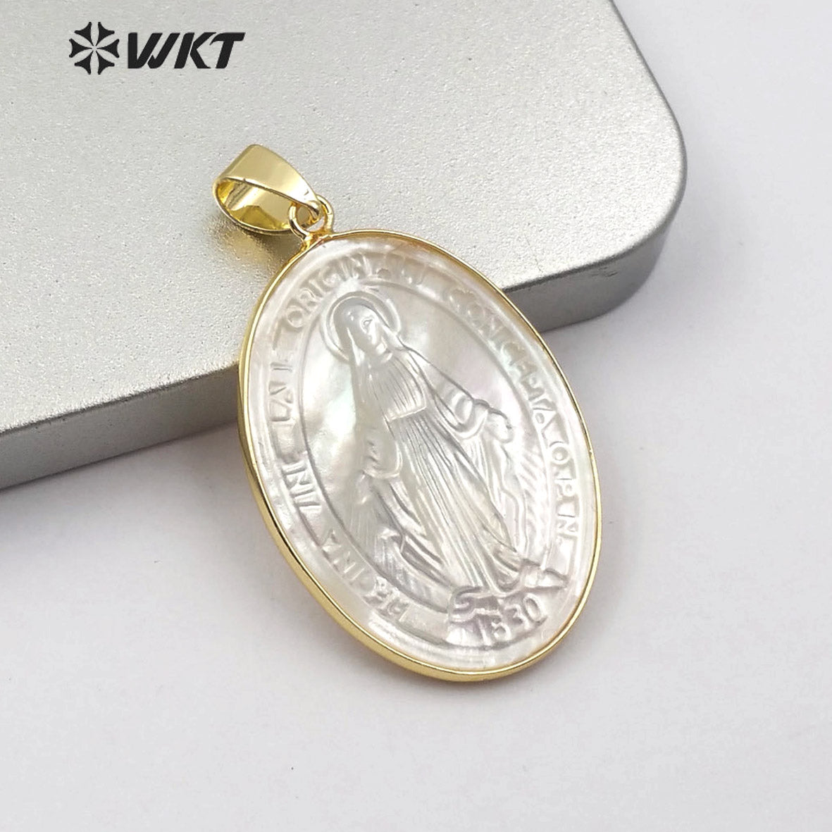 WT-JP177 Wholesale Hand Make Carved Virgin of Maria Pendant 18k Gold Bezel Oval Shape Pearl Shell Maria Pendants