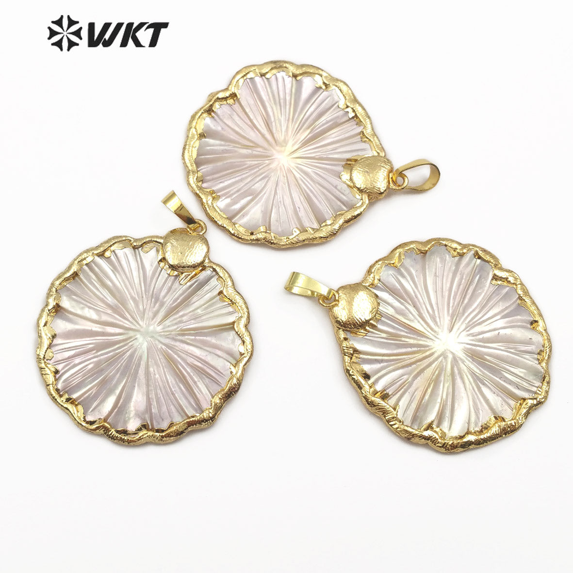 WT-JP097 Jewelry Boho Gift White Shell Jewelry Carved Sea Shell With Gold Bezel Floral Shape Pendant for Shell Pendant