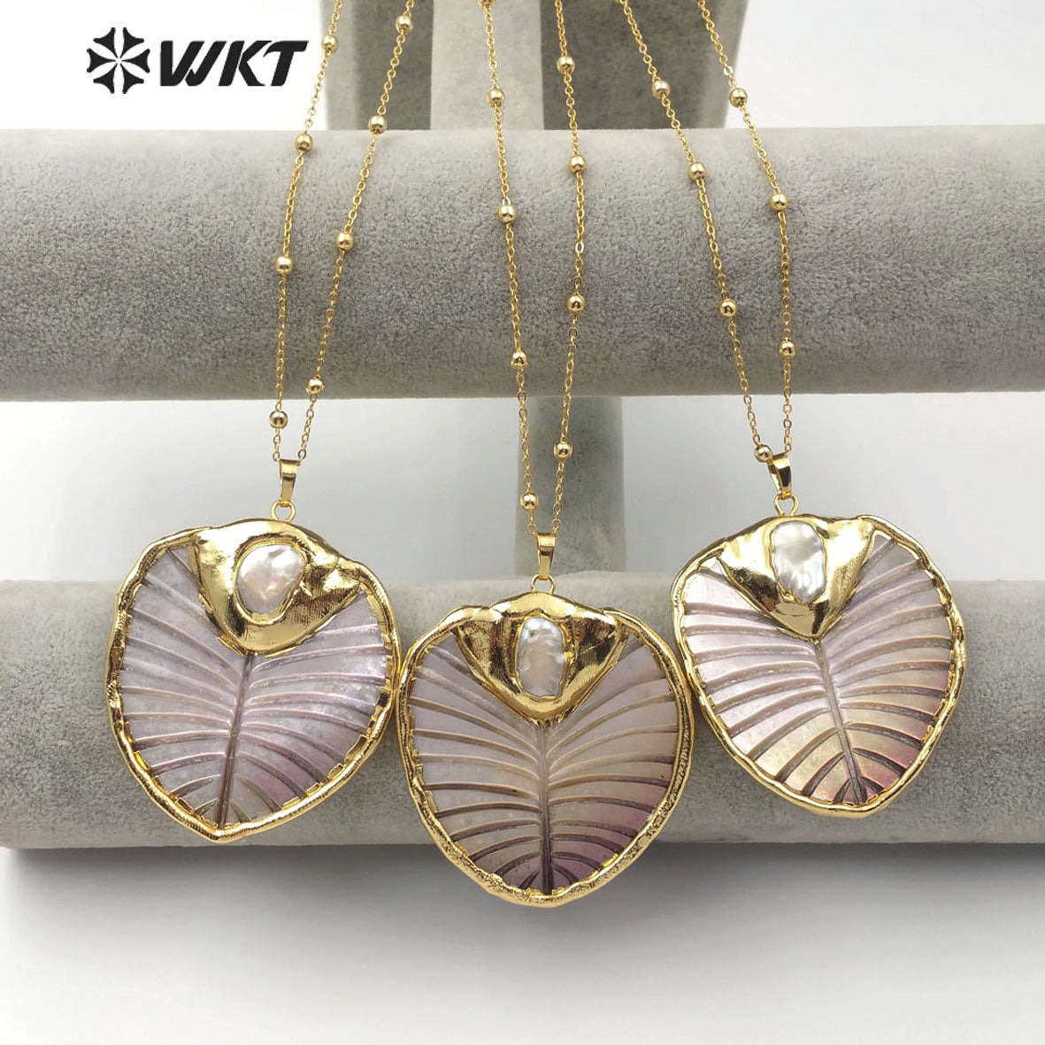 WT-JN060 Natural Color Leaf Shape and Grain Pearl Pendant with 18K Gold-plated Edges and Pearl-embellished Shell Necklace