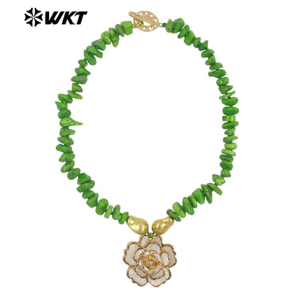WT-JN360 1PC Exquisite Natural Crushed Stone With Gold Plated Shell Flower Shape Pendant Necklace For Lady Wedding Present