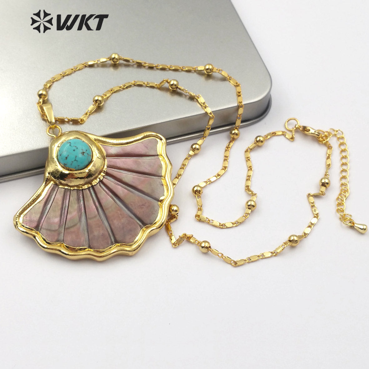 WT-JN065 Wholesale Dark Shell Scalloped Top with Pearl Pendant or Turquoise Pendant of Gold-plated Embellishment Shell Necklace