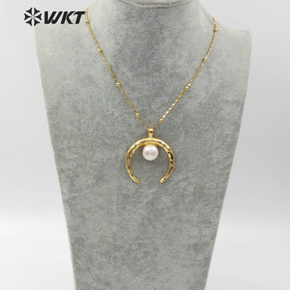 WT-JN079 Bohemian Style Sparkling Brass Crescent 18K Gold Plated With Middle Pearl Decoration Pearl Crescent Horn Necklace
