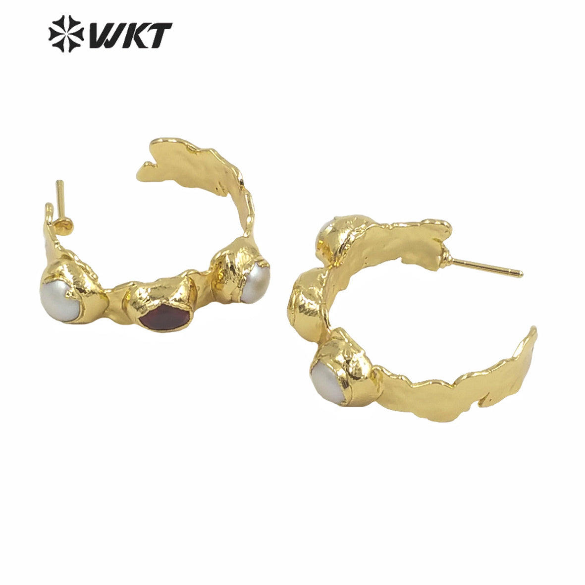 WT-MPE050 Wholesale New Design C Shape Women Stud Earrings Fashion Gold Electroplated Triple Stone Half Round Pearl Earrings
