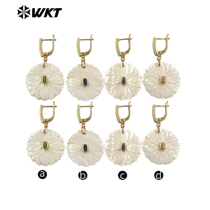 WT-MPE182 Minimalism Style Zircon Setting In Natural Shell Hand Carved Round Pendant Gold Earrings For Friends Jewelry