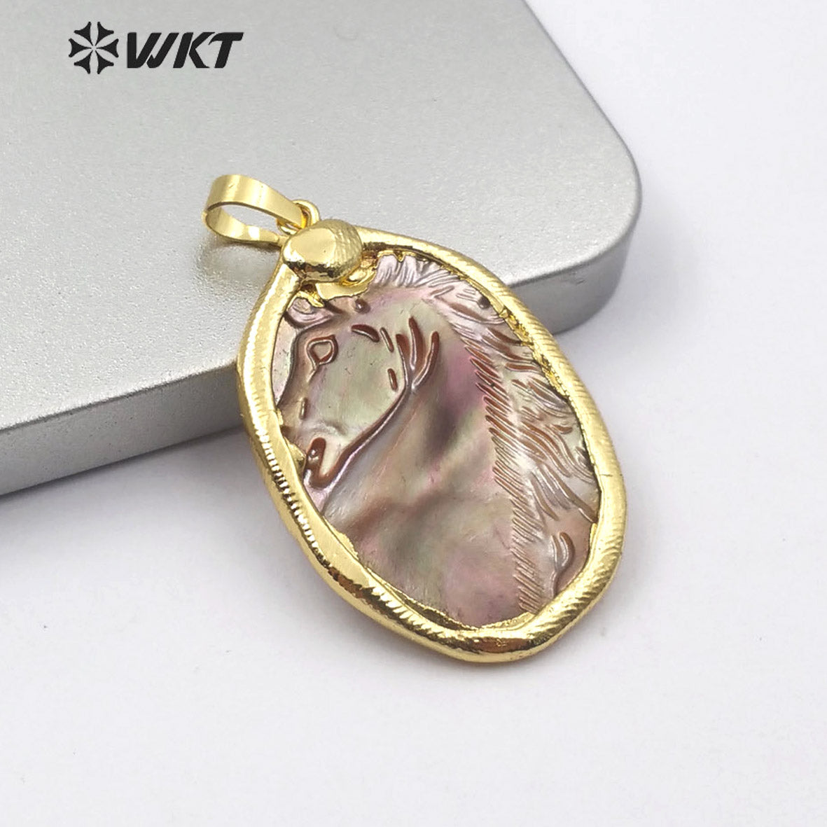 WT-JP163 New Design Carved Horse Shell Pendant Natural Seashell Charm Pendant Stylish Women Jewelry Pendant