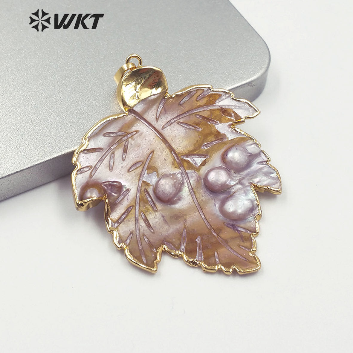 WT-JP192 Fashion Mother of Pearl Leaf Pendant Gold Plated Charm Jewelry Natural Leaf Shape Mother of Pearl Pendant