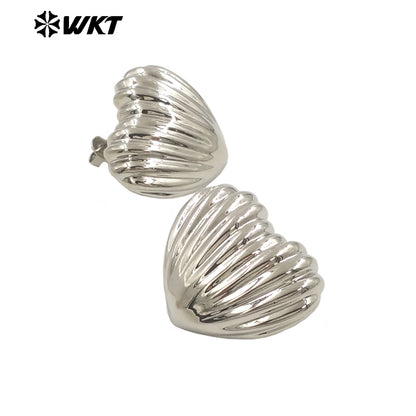 WT-E771 Wholesale Beautiful and Delicate Natural Yellow Brass Heart-Shaped Shell Earrings for Girls As Daily Decorative Jewelry