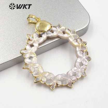 WT-JP187 Fashion Hand Carved Flower Shape Shell Pendant Gold Trim Round Natural Shell Flower Pendant for Necklace Design