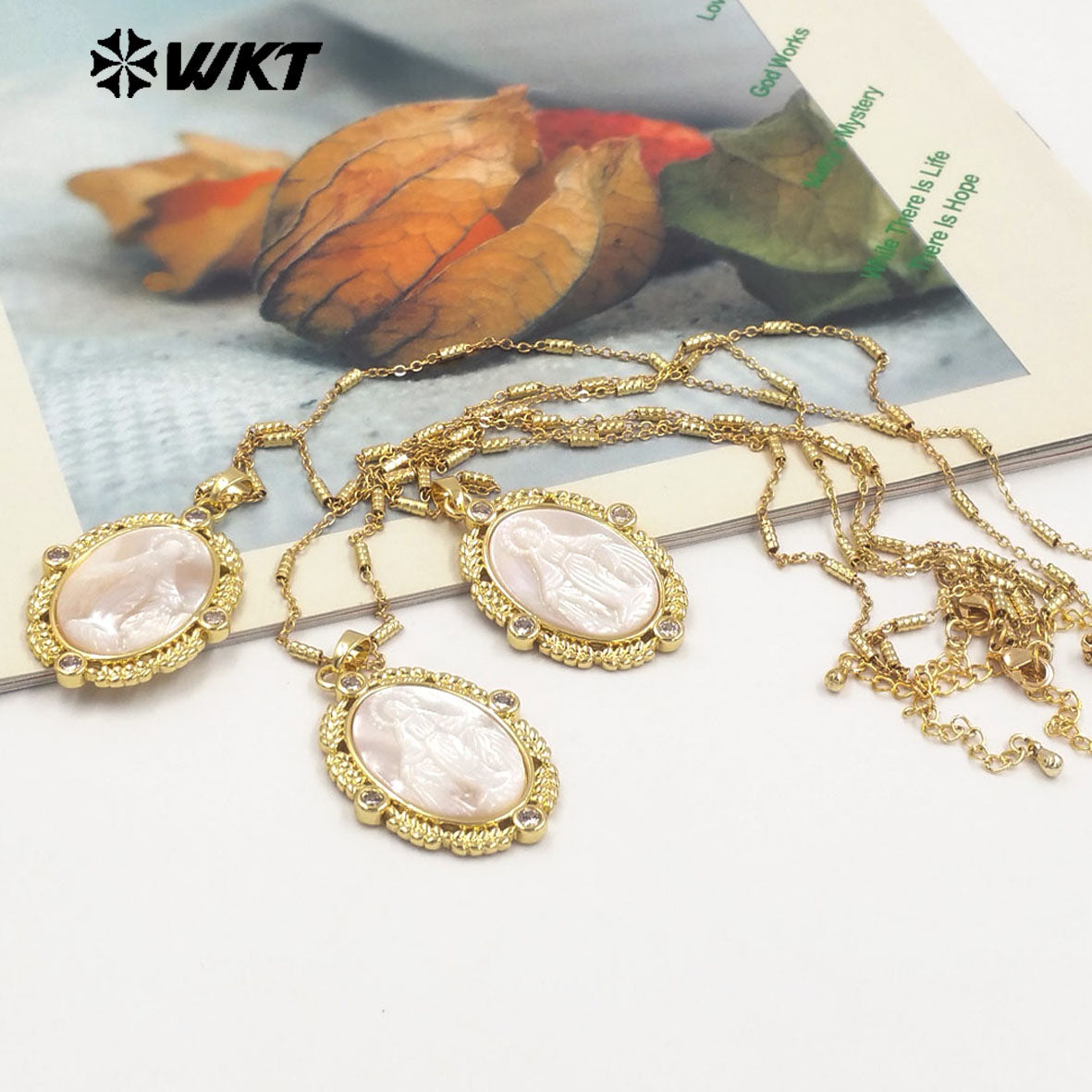 WT-JN272 Amazing Gorgeous Cubic Zircon Around 18K Real Gold Plated Brass Bezel Setting Shell Carved Lady of Grace Necklace