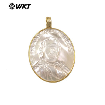 WT-JP497 Factory Wholesale Gold Plated Carved Men Head Pattern MOP Charm Pendant For Women Simple Style Necklace Making