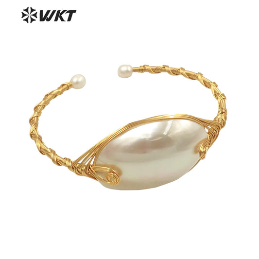 WT-MPB049 Statement Fashion Coil Yellow Brass Delicate Bangle Mother of Pearl Women Pendant Bangle