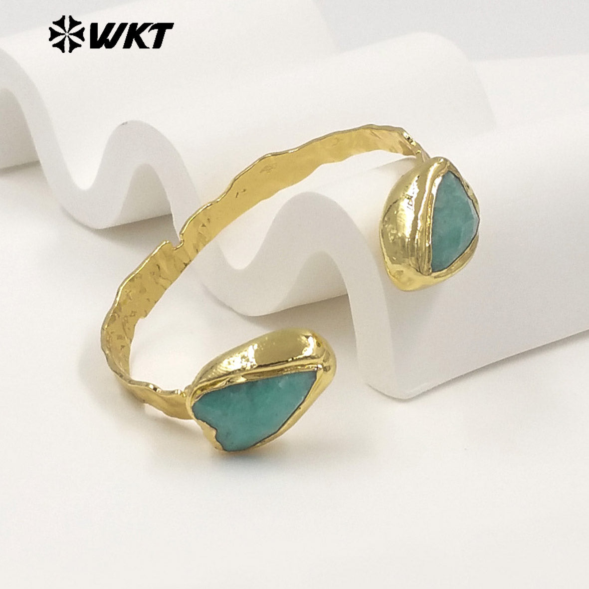 WT-B713 Fashion Popular Design 18K Gold Electroplated Natural Gemstones Heart Shape Bangles For Women Sweet Style Jewelry