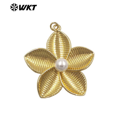 WT-P2077 Wonderful Gold Plated Brass And Artificial Pearl Metal Flowers Charm Pendant For Friend Present DIY Accessories