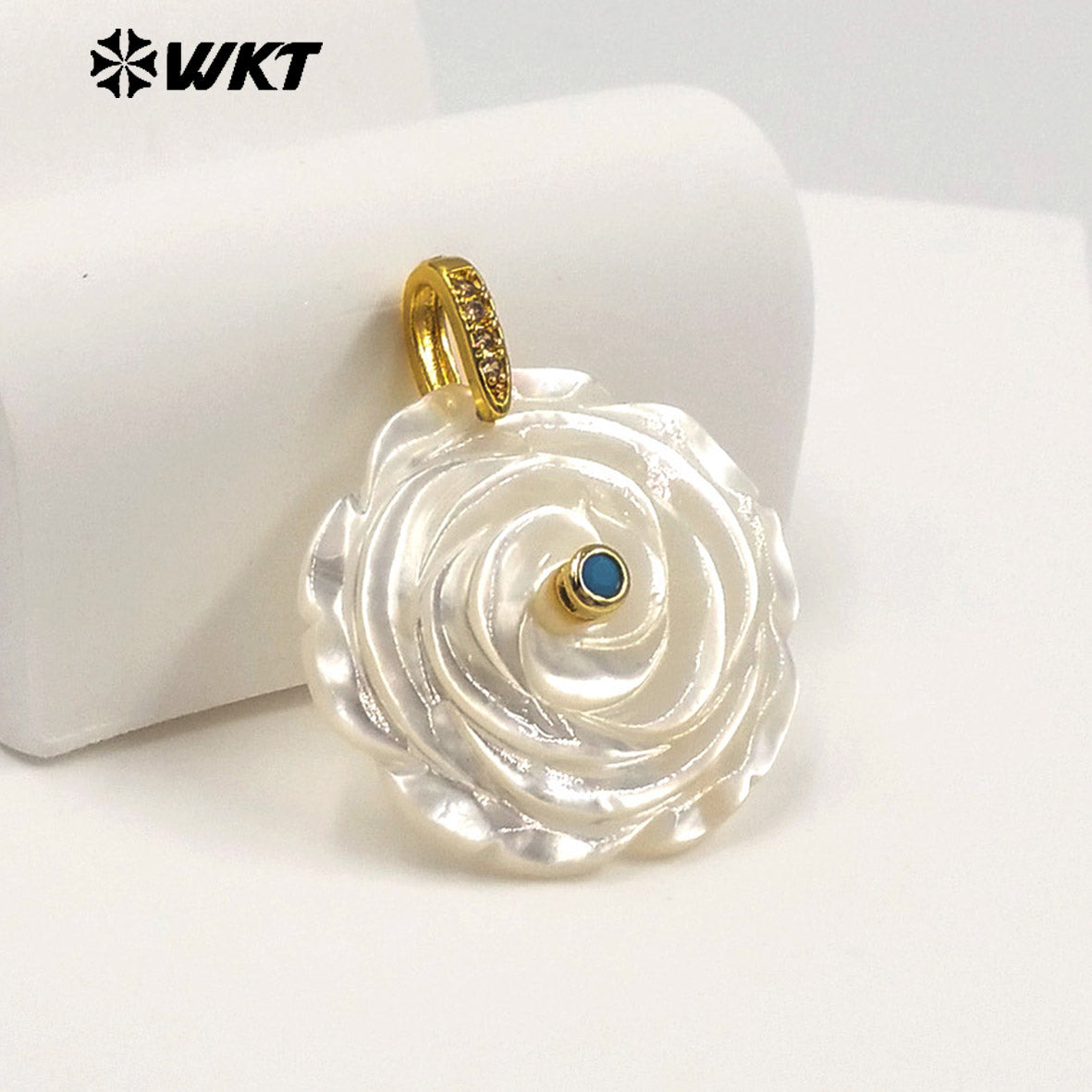 WT-JP474 High Quality Zircon Setting In Mother Of Pearl Hand Carved Flower Shape Gold Pendants As Necklace DIY Accessories