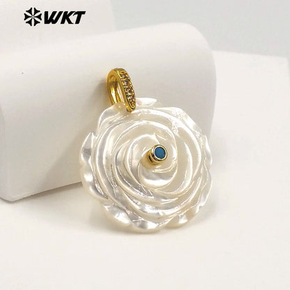 WT-JP474 High Quality Zircon Setting In Mother Of Pearl Hand Carved Flower Shape Gold Pendants As Necklace DIY Accessories
