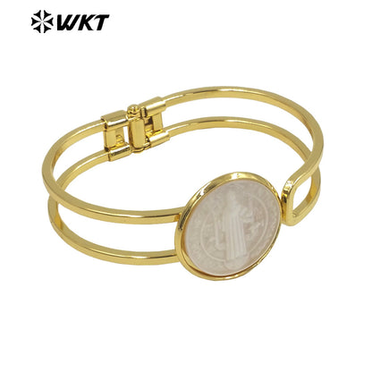 WT-MPB092 Religious Fashion Gold St Benedict Medal 18k Real Gold Resist Tarnishable Cross Natural Shell Cuff Bangle