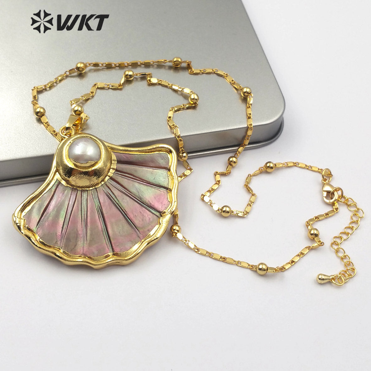 WT-JN065 Wholesale Dark Shell Scalloped Top with Pearl Pendant or Turquoise Pendant of Gold-plated Embellishment Shell Necklace