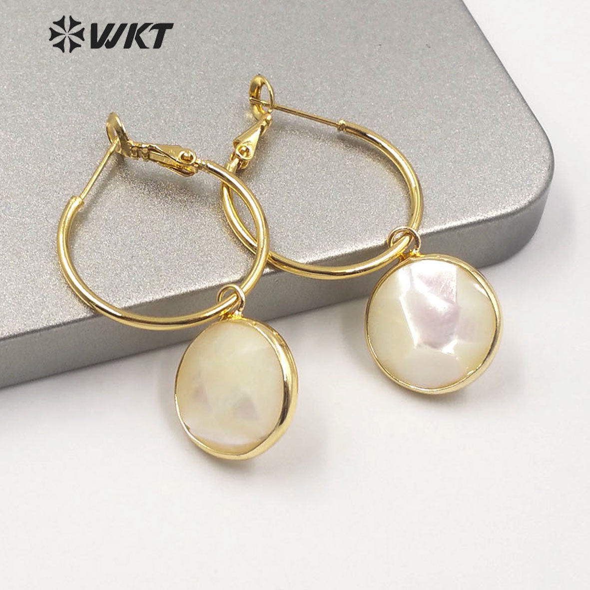 WT-MPE035 Fashion Gold Electroplated Round Shell Charm Earrings Women Round Faceted Shell Hoop Earrings for Wedding Earrings