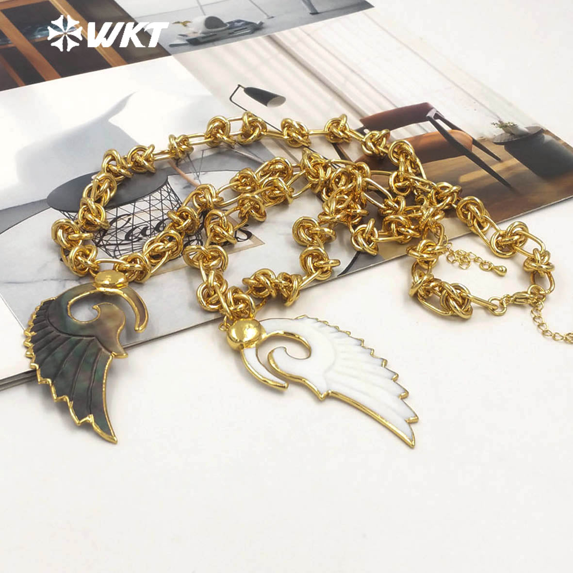 WT-JN319 New Arrival Gold Plated Carved White Shell Wing Necklace with Special Chain As Women Jewelry Accessory