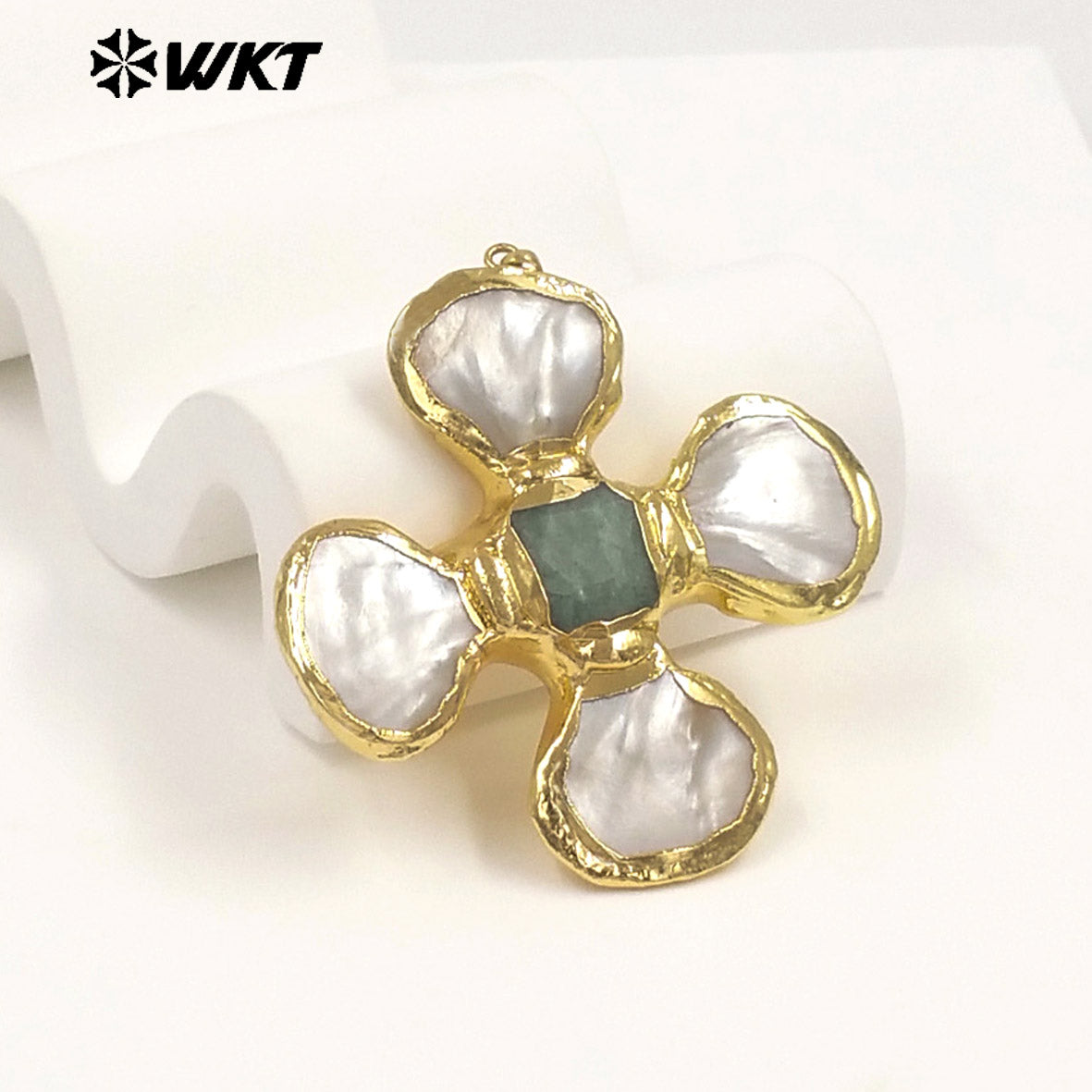 WT-JP425 Fashion Attractive Gold Plated Shell Middle With Natural Gemstones Flowers Shape Pendant For Jewelry Diy Making