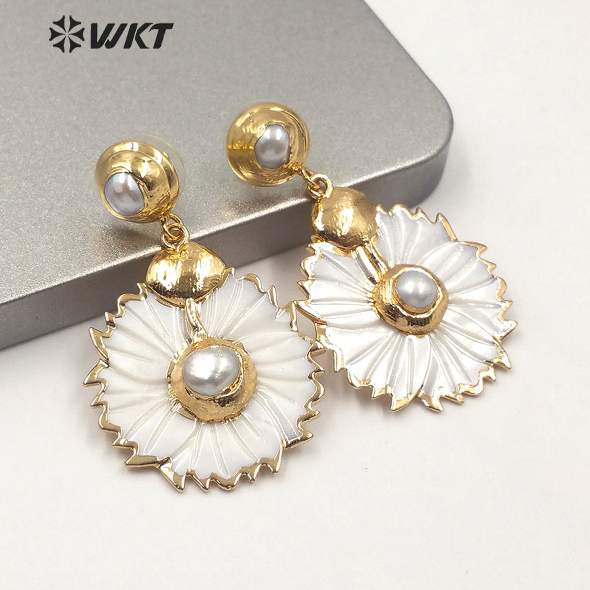 WT-E590 Wholesale Lady Elegant White Shell Flower Earring Gold Color Natural White Flower Shell Earring With Pearl Charm