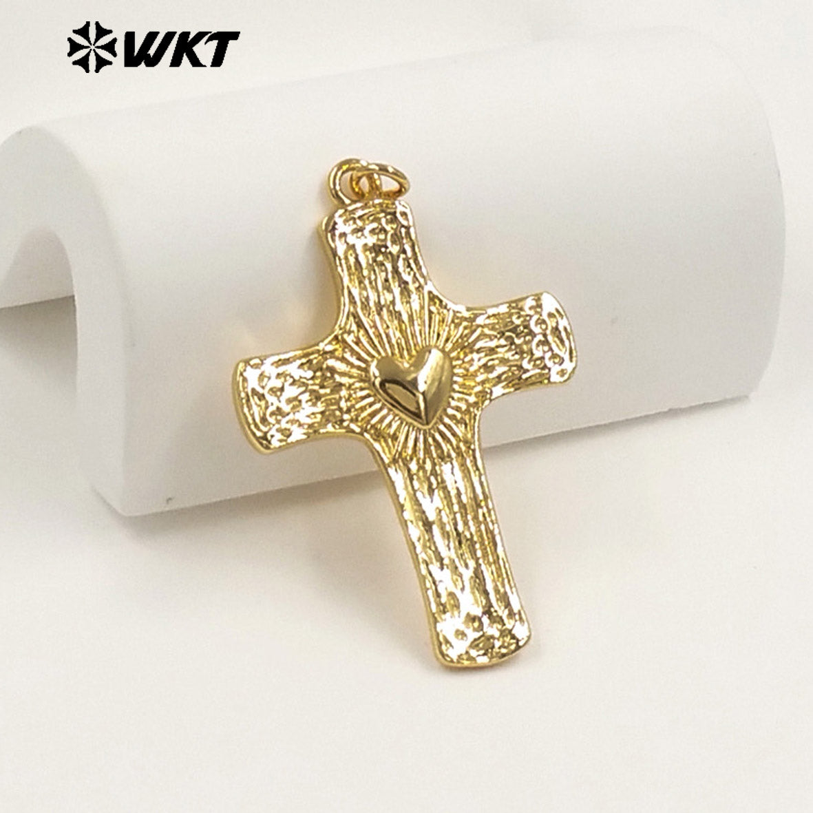WT-P2119 Popular Classic Style 18K Gold Plated Metal Yellow Brass Cross Shape Pendant As Lady Trendy Necklace Accessory