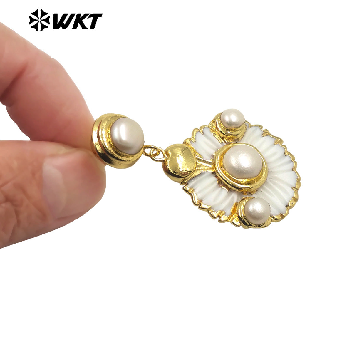 WT-MPE147 Wholesale Gold Plated Women Earrings With Round Shell Handmade Carved and Pearl Beautiful Fashion Style Jewelry