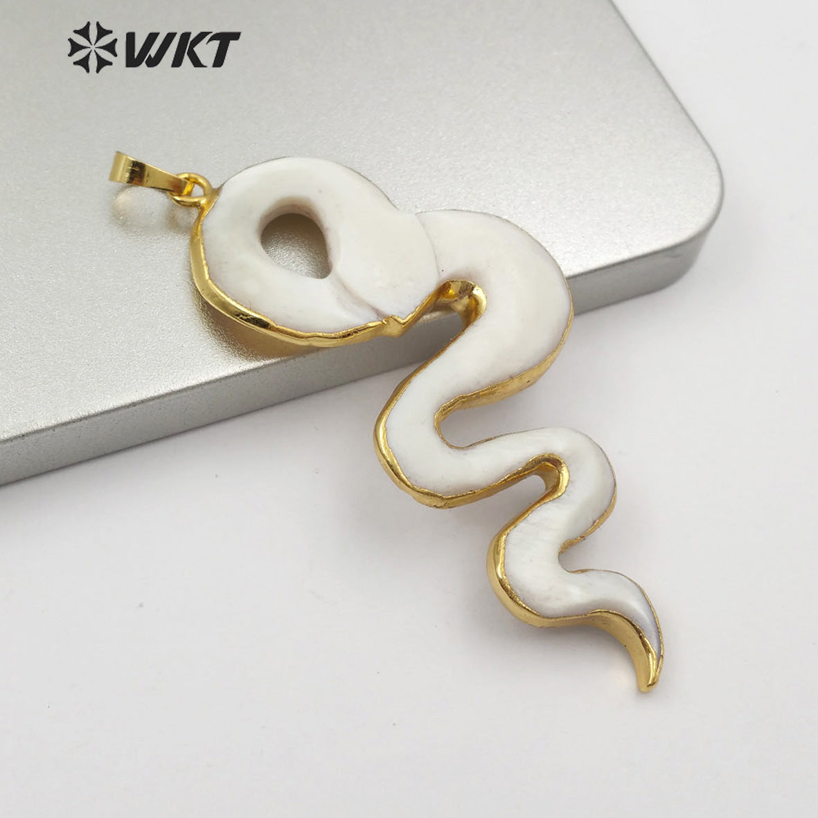 WT-JP178 New Natural White Shell Pendant Snake Shape 18k Gold Plated Fashion Women Jewelry Snake Shape Shell Pendant