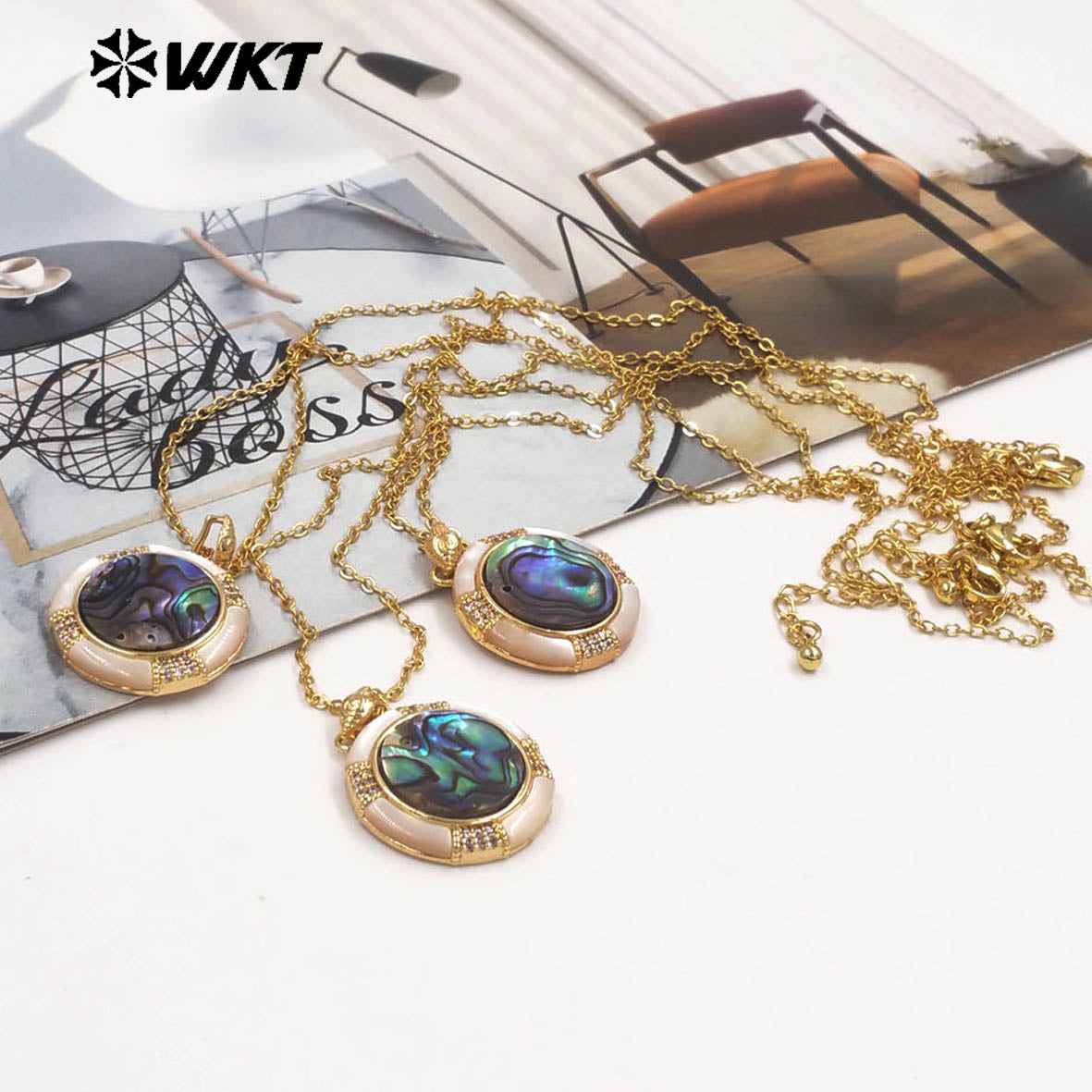 WT-JN358 Good Qualify 18K Gold Electroplated Natural Abalone Shell Round Pendant Necklace As Women Vintage Jewelry Gift