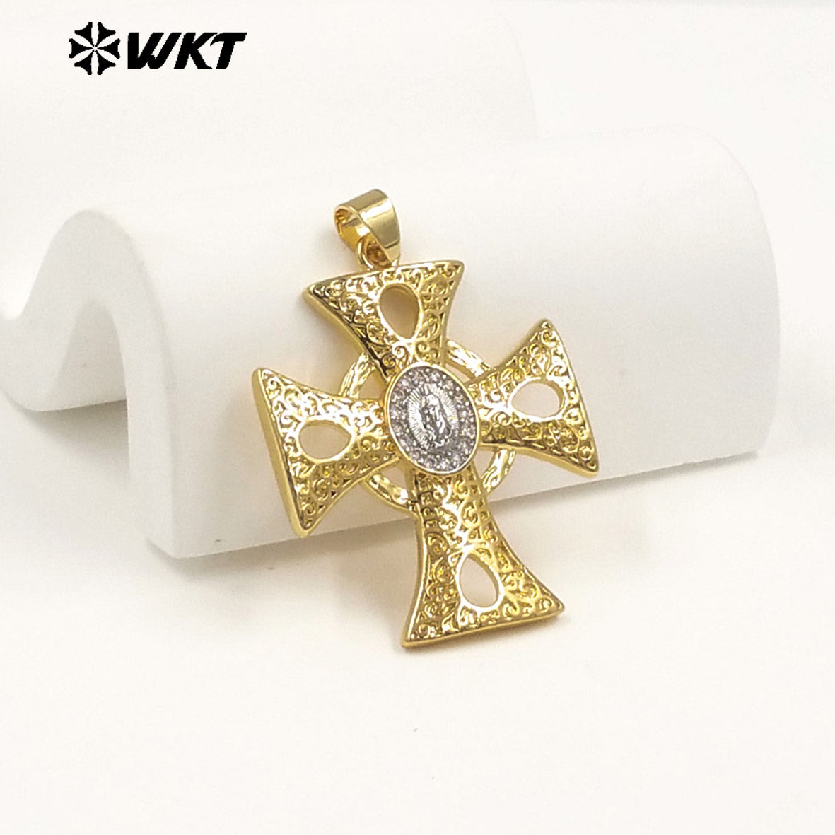 WT-MP331 Newest High Quality Gold Plated Yellow Brass Cross Shap Pendant For Women Religious Style Necklace DIY Making