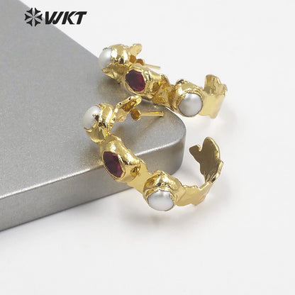 WT-MPE050 Wholesale New Design C Shape Women Stud Earrings Fashion Gold Electroplated Triple Stone Half Round Pearl Earrings