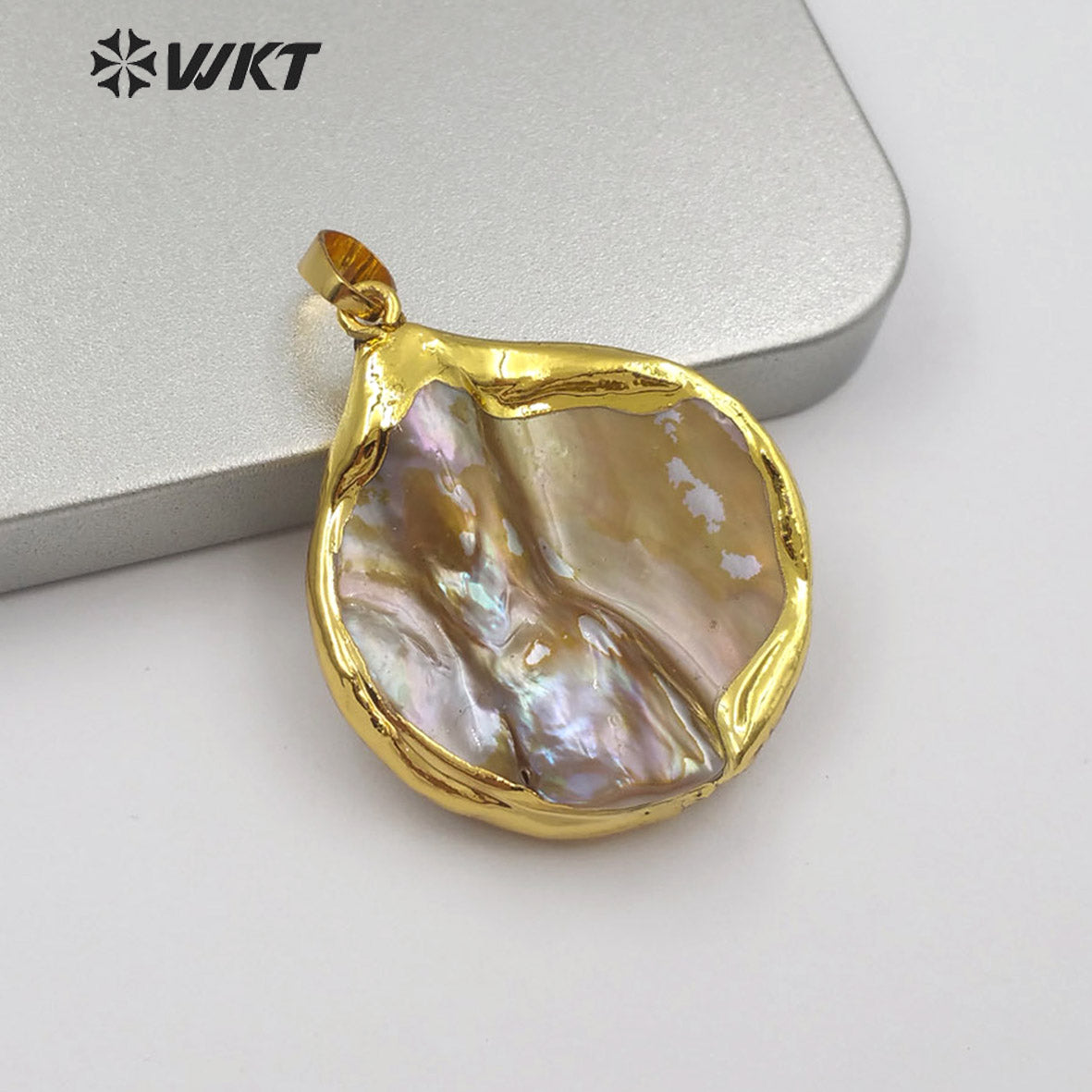 WT-JP143 Wholesale Natural Pearl in 18K Gold Plated for Women Jewelry Size and Pearls Are Natural Round Mother of Pearl Pendant