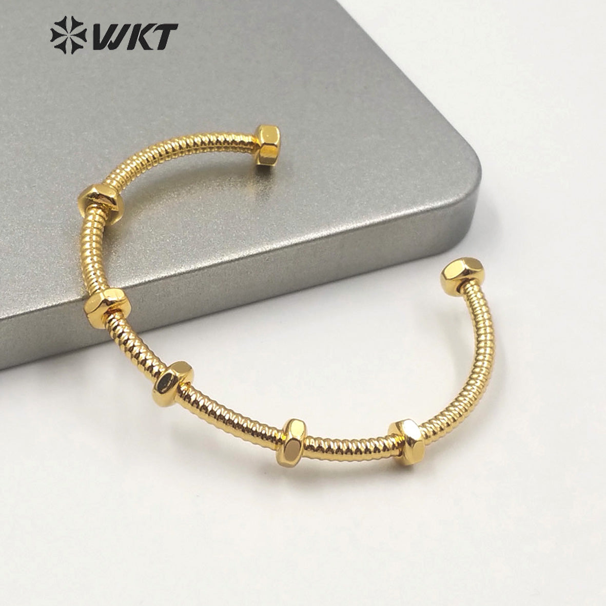 WT-B561 Wholesale Unique Screw Design Punk Style Bangle Popular Cool Open Size Cuff Punk Bangle for Lady Simple Gold Metal Band