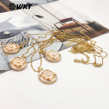 WT-JN365 Newest Design Gold Plated Natural Shell With Zircon Hand Carved Flower Shape Round Pendant Necklace As Lady Accessory