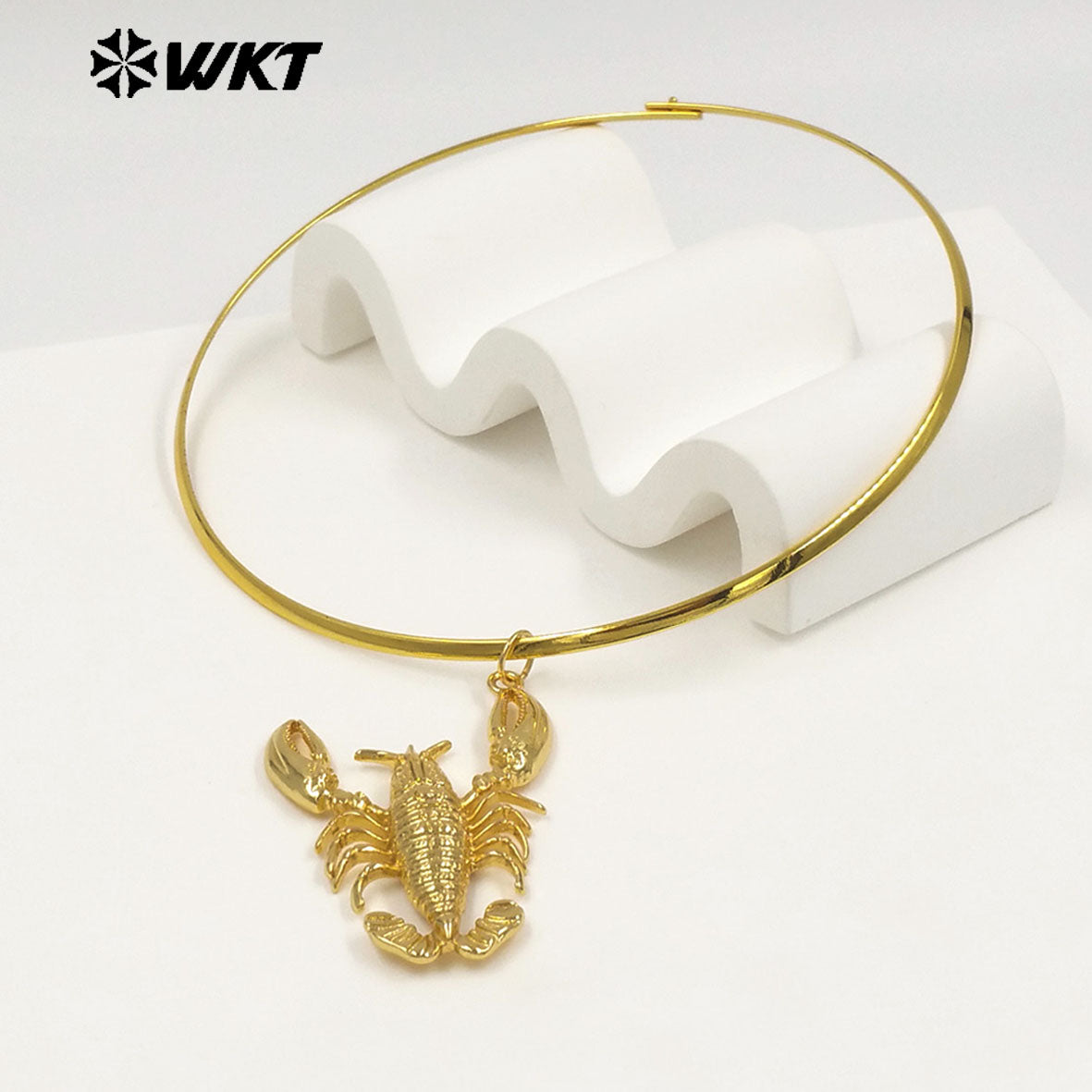 WT-MN1006 Popular Design Gold Electroplating Choker With Yellow Brass Crayfish Pendant Necklace For Lady Party Matching