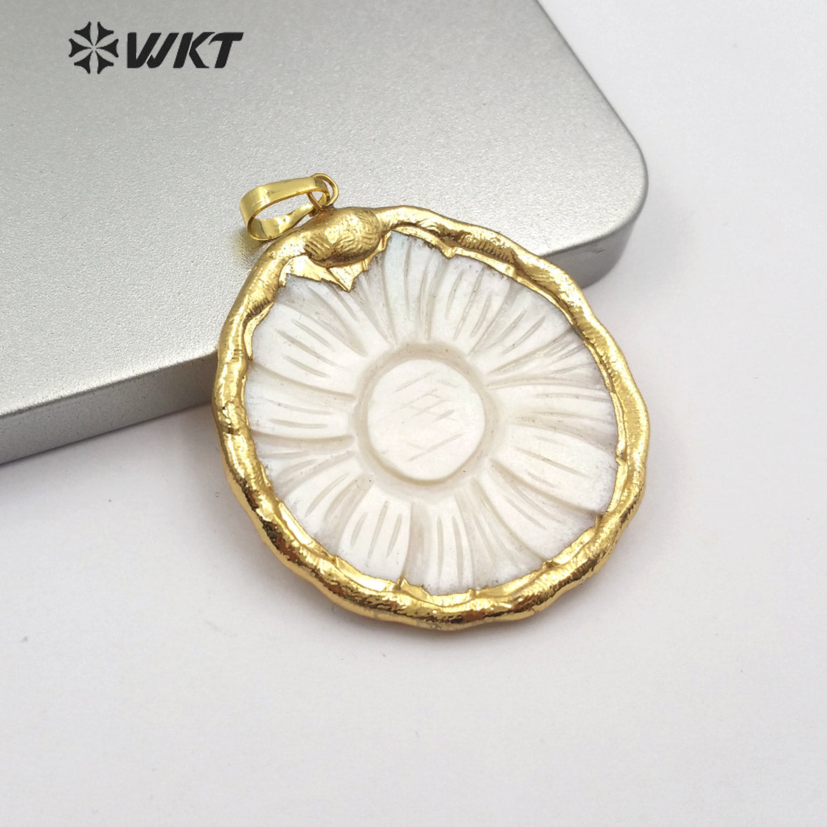 WT-JP154 WKT Jewelry Natural Shell Pendant Flowers Shape Gold Bezel Circular Pendant Women Fashion Necklace Pendant Jewelry
