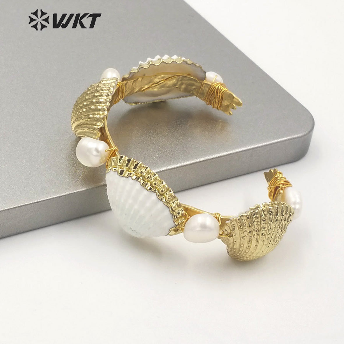 WT-MPB025 WKT Newest Gold Electroplated Natural Scallop Shell Cuff Bangle Amazing Gold Hand Make Wire Wrapped Shell Bangle