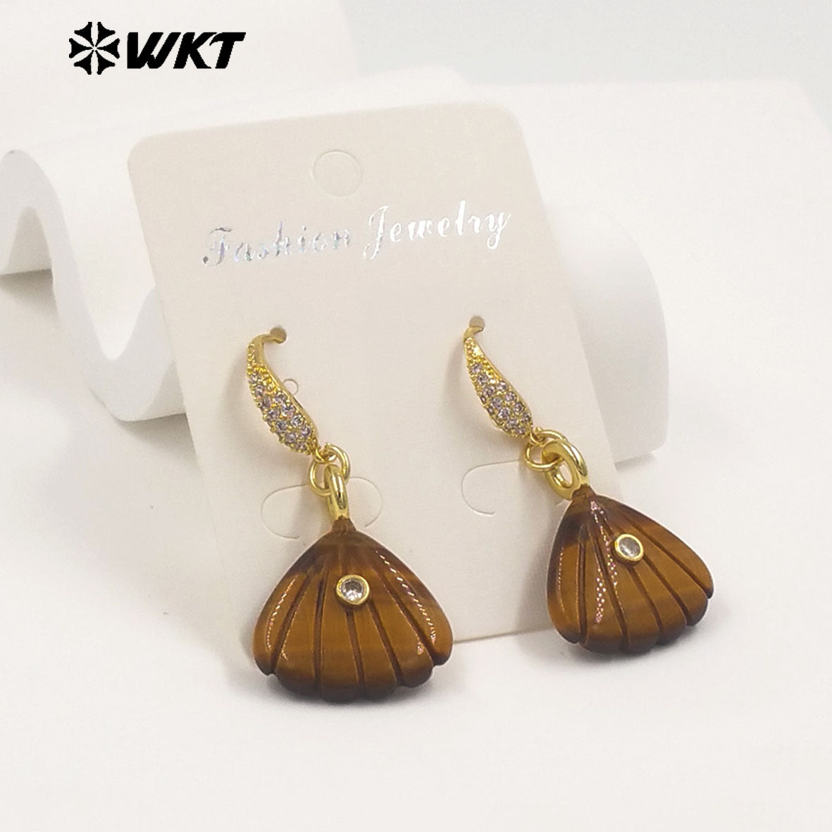 WT-E820 Wonderful Exquisite Natural Gemstones Carved Shell Shape Gold Little Earrings For Women Summer Vacation Wearing
