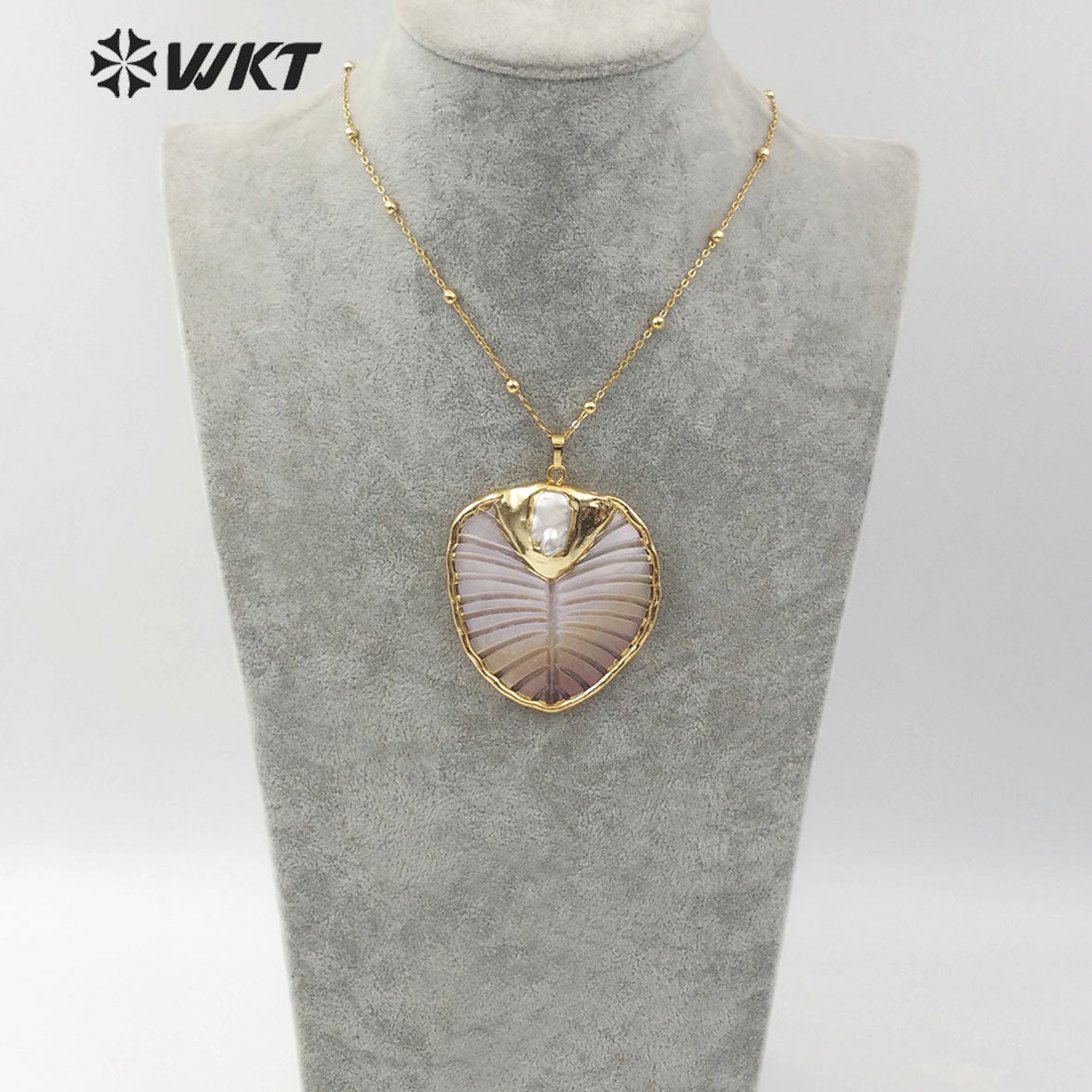 WT-JN060 Natural Color Leaf Shape and Grain Pearl Pendant with 18K Gold-plated Edges and Pearl-embellished Shell Necklace