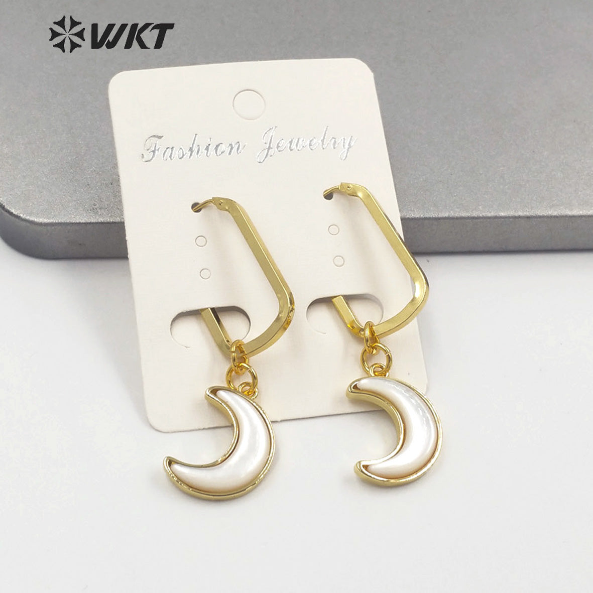 WT-MPE083 Wholesale White MOP Design Natural Crescent Moon Earrings Big Hoop Earrings with Moon Charms Crescent Horn Earrings