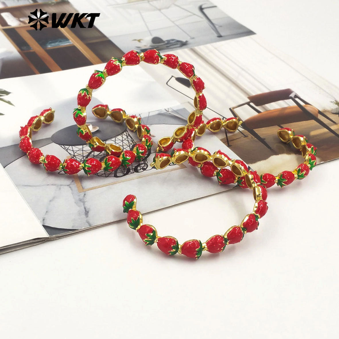 WT-JF364 Wholesale 18K Gold Plated Strawberry Design Bangle Yellow Brass With Drop Oil Women Girlfriend Romantic Jewelry