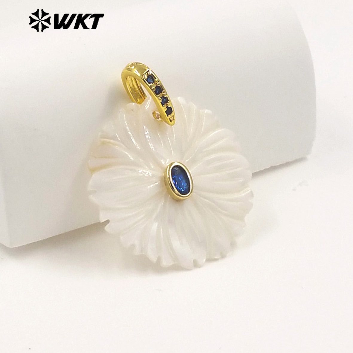WT-JP481 Classic Design Colorful Zircon And White Shell Hand Carved Round Gold Pendant For Necklace Jewelry Making Accessory