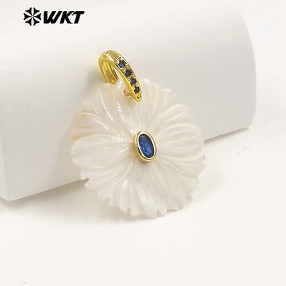WT-JP481 Classic Design Colorful Zircon And White Shell Hand Carved Round Gold Pendant For Necklace Jewelry Making Accessory