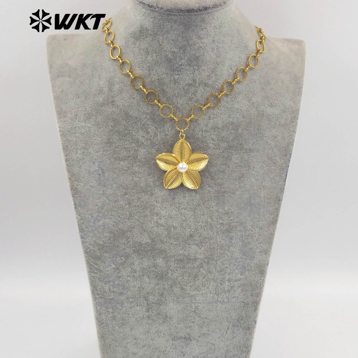 WT-N1514 Lovely Gold Plated Round Metal Chain With Brass And Artificial Pearl Flowers Pendant Necklace As Girl Fashion Jewelry