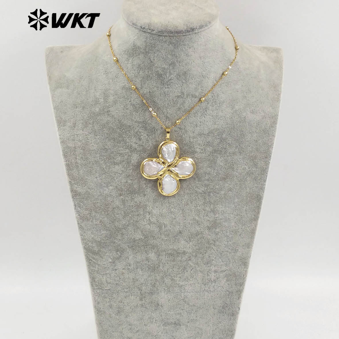 WT-JN299 Wholesale 18K Gold Plated Freshwater Pearl Lucky Four-Leaf Clover Cross Cute Little Women Necklace As Daily Decoration