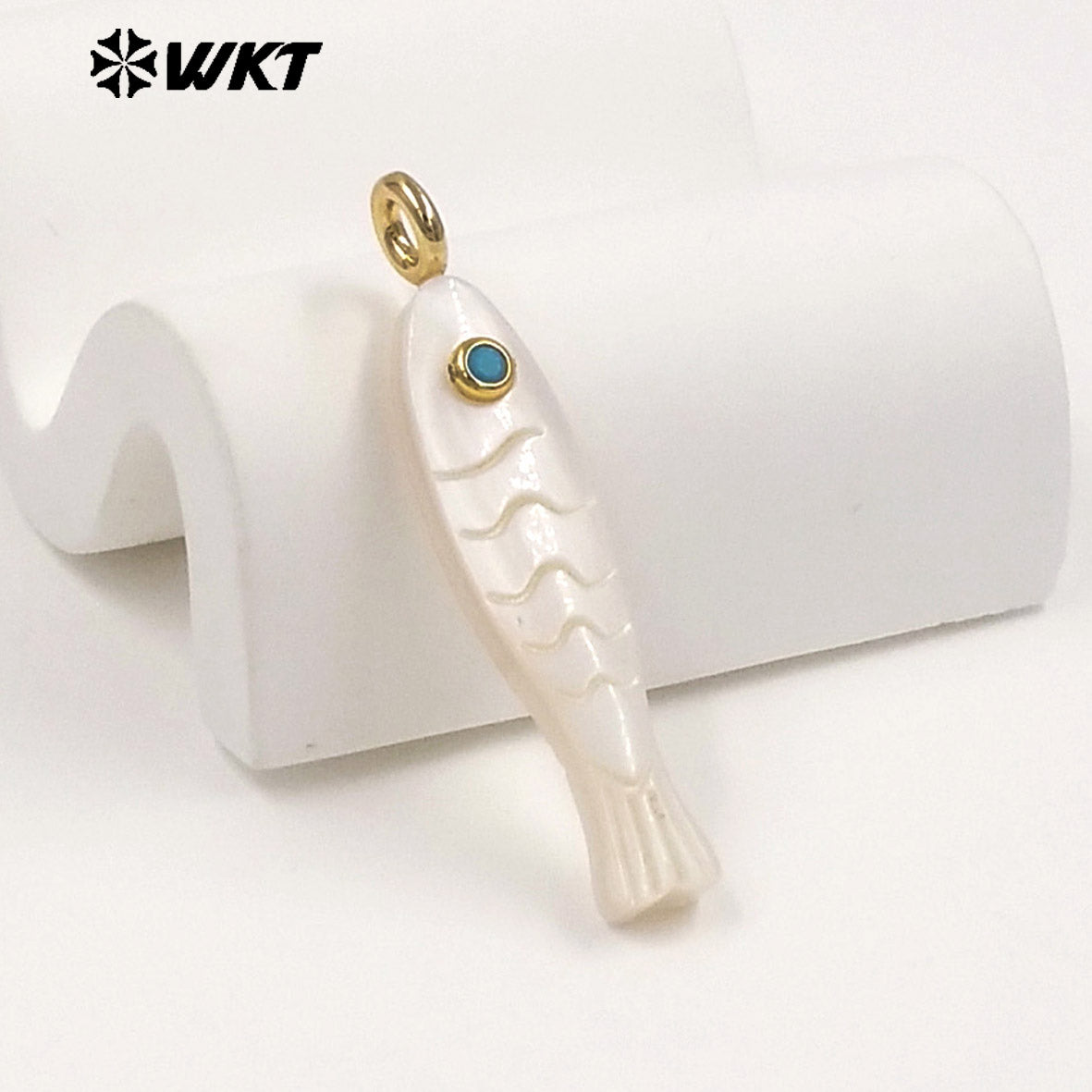 WT-JP525 Hot Popular Colorful Zircon And Natural White Shell Carved Fish Shape Pendant For Women Fashion Necklace DIY Making