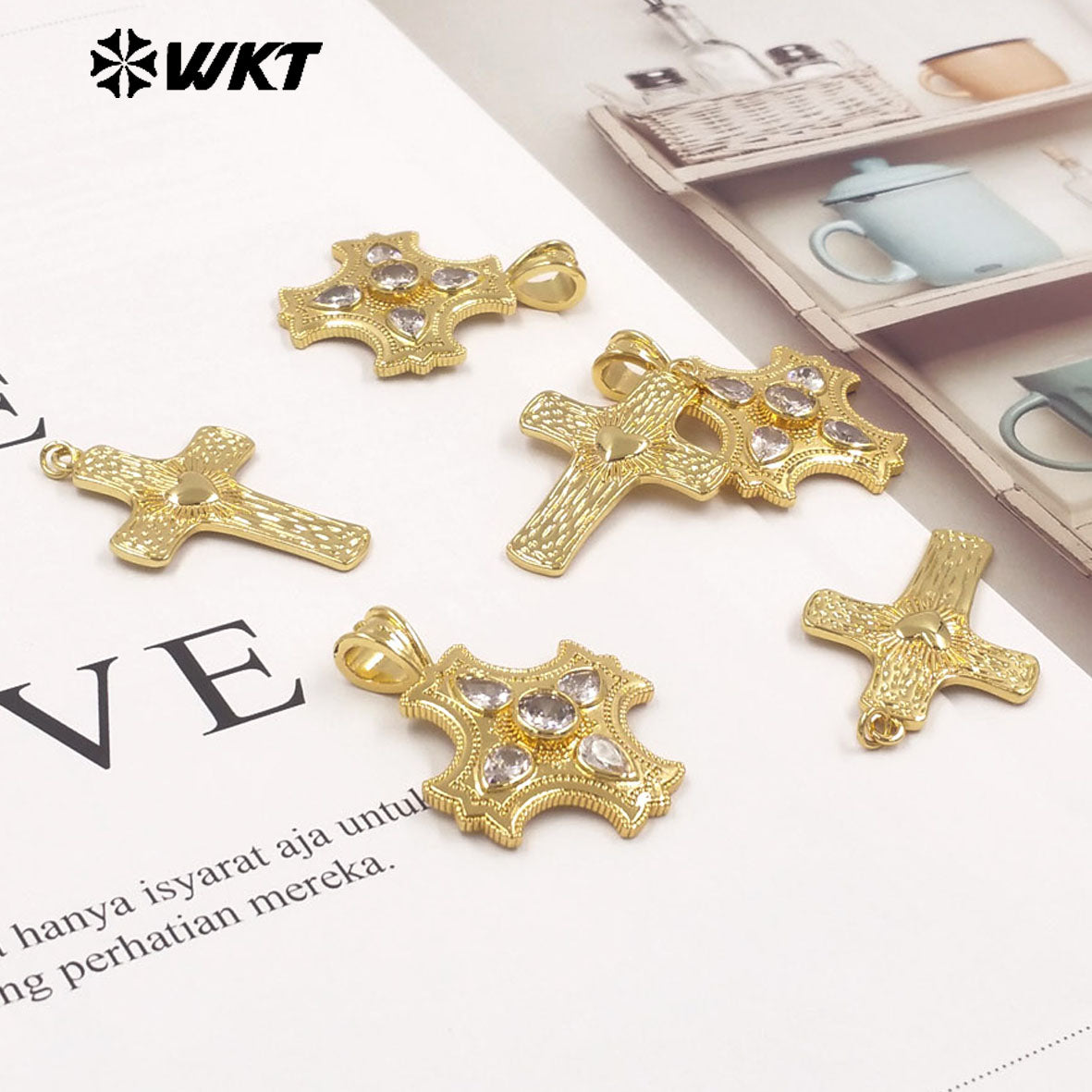 WT-P2118 Newest Product Gold Plated Yellow Brass And Zircon Cross Shape Metal Pendant For Friends Jewelry Present Design